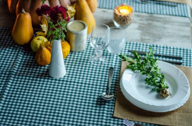 Ahşap arka plan üzerinde lavanta çiçekli güzel sofra