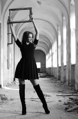 Genç, güzel, kısa saçlı, siyah elbiseli sarışın kadın.