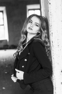 Genç, güzel, kısa saçlı, siyah elbiseli sarışın kadın.