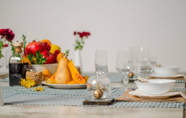 Ahşap arka plan üzerinde lavanta çiçekli güzel sofra