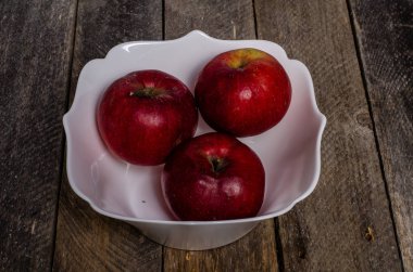 Ahşap arka plan üzerinde lavanta çiçekli güzel sofra