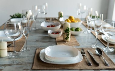 Ahşap arka plan üzerinde lavanta çiçekli güzel sofra