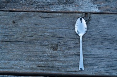 bıçak ve çatal ahşap arka plan üzerinde. Çatal bıçak takımı ahşap üzerinde.