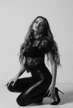 Kot pantolon ve iç çamaşırlı güzel seksi kadın Windo 'nun yanında duruyor.