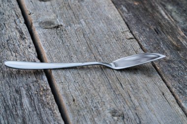 bıçak ve çatal ahşap arka plan üzerinde. Çatal bıçak takımı ahşap üzerinde.