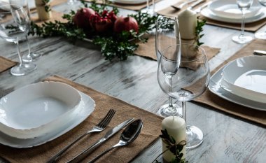 Ahşap arka plan üzerinde lavanta çiçekli güzel sofra