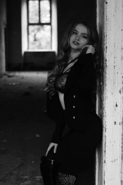 Genç, güzel, kısa saçlı, siyah elbiseli sarışın kadın.