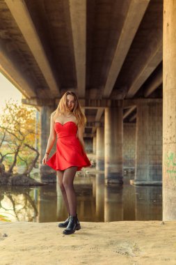 Bir kadın bir sonbahar Park bir kamera önünde poz. Sonbahar fotoğraf çekimi. Sonbahar Park.