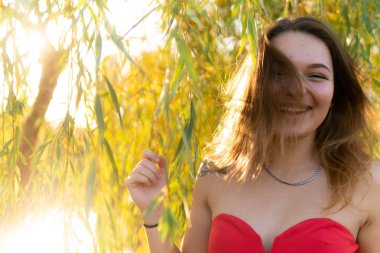 Bir kadın bir sonbahar Park bir kamera önünde poz. Sonbahar fotoğraf çekimi. Sonbahar Park.