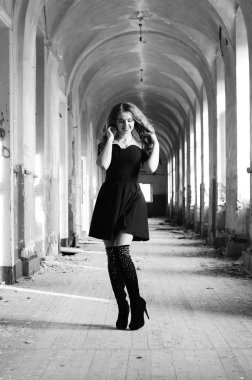 Genç, güzel, kısa saçlı, siyah elbiseli sarışın kadın.