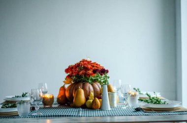 Ahşap arka plan üzerinde lavanta çiçekli güzel sofra