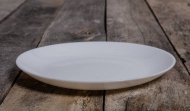 Ahşap arka plan üzerinde lavanta çiçekli güzel sofra