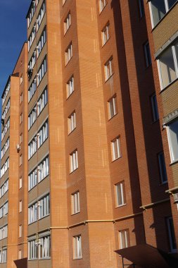 Modern condominium binada çok etate mavi gökyüzü ile şehir