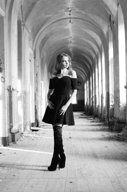 Genç, güzel, kısa saçlı, siyah elbiseli sarışın kadın.