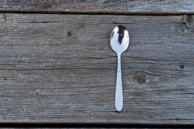 bıçak ve çatal ahşap arka plan üzerinde. Çatal bıçak takımı ahşap üzerinde.