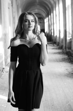 Genç, güzel, kısa saçlı, siyah elbiseli sarışın kadın.