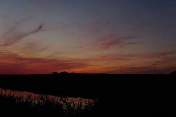 Pôr-do-sol colorido sobre o oceano nas Maldivas — Fotografia de Stock