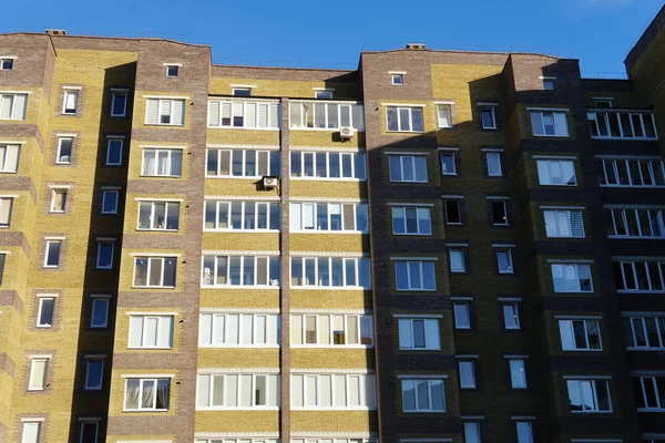 Moderno edificio de condominio real etate en la ciudad con cielo azul —  Fotos de Stock