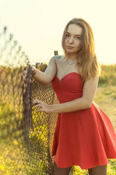 Eine Frau posiert in einem herbstlichen Park vor einer Kamera. Herbst-Fotoshooting. Herbst im Park. — Stockfoto