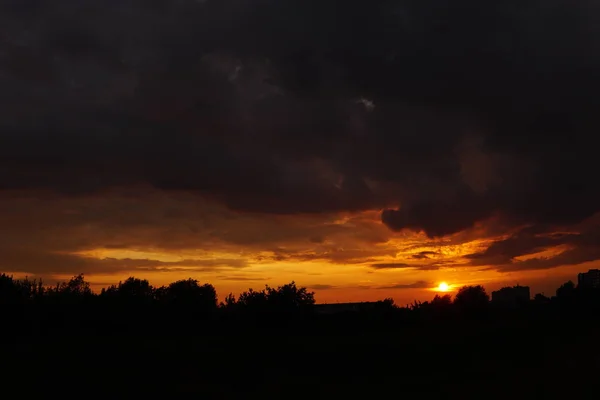 Ohnivě oranžová obloha západu slunce. Krásná obloha. — Stock fotografie