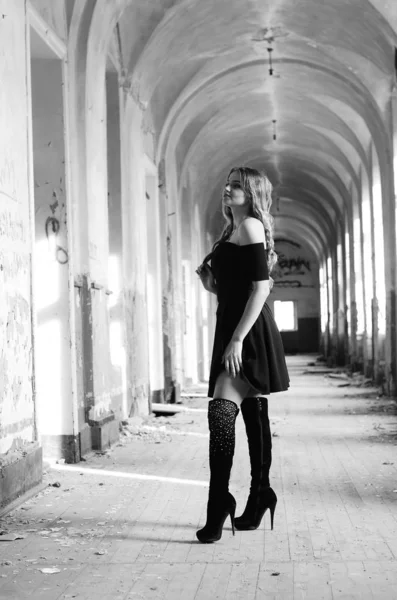 Young beautiful short hair blonde woman in black climbing the st — Stock Photo, Image