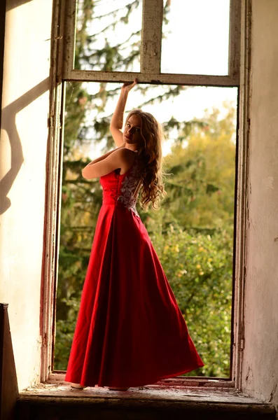 벽돌 벽 근처의 라드 드레스를 입은 아름다운 현대 소녀. 젊어 지다 — 스톡 사진