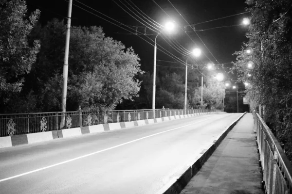 Schöne Straße bei Nacht in Sibiu, Rumänien — Stockfoto