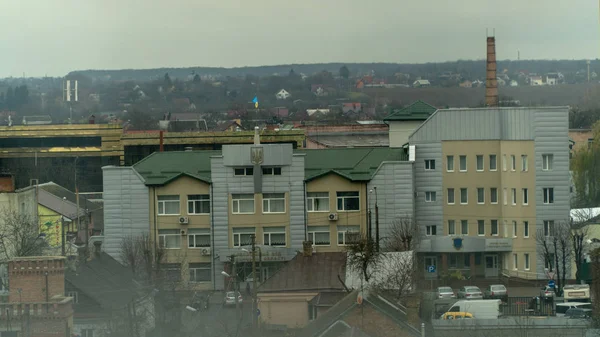 Moderní kondominium budova nemovitostí ve městě s modrým nebem, Nízký vzestup 6 úroveň budovy — Stock fotografie