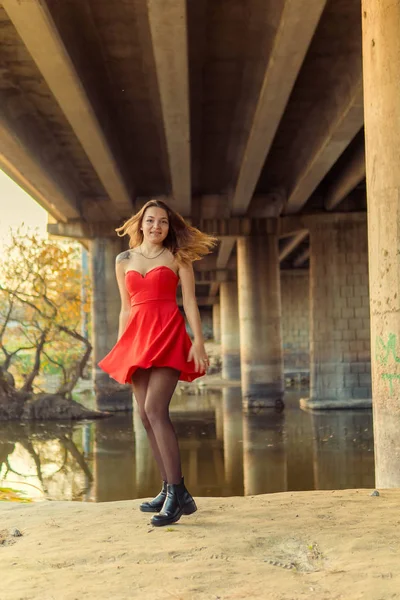 A woman is posing in front of a camera in an autumn park. autumn photo shoot. Autumn in the park. — Stock Photo, Image