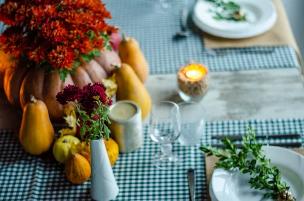 Beau décor de table avec des fleurs de lavande sur fond en bois — Photo