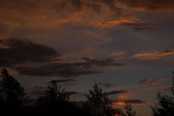 Pôr-do-sol dramático e céu nascente. — Fotografia de Stock