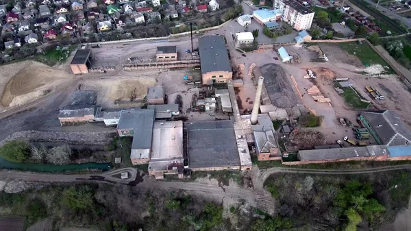 Voar sobre a fábrica destruída. Antigo edifício industrial para demolição. Vista aérea — Fotografia de Stock