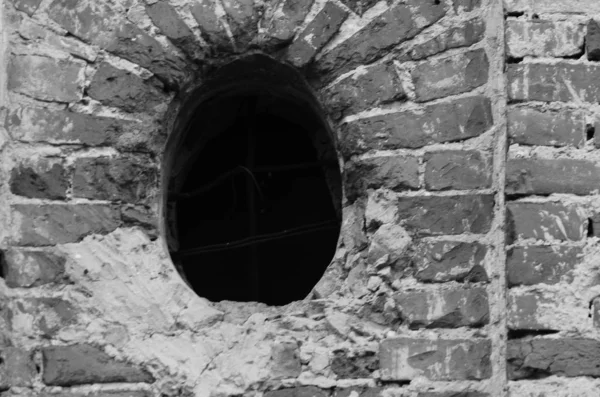 Trou dans un mur de briques hangar — Photo