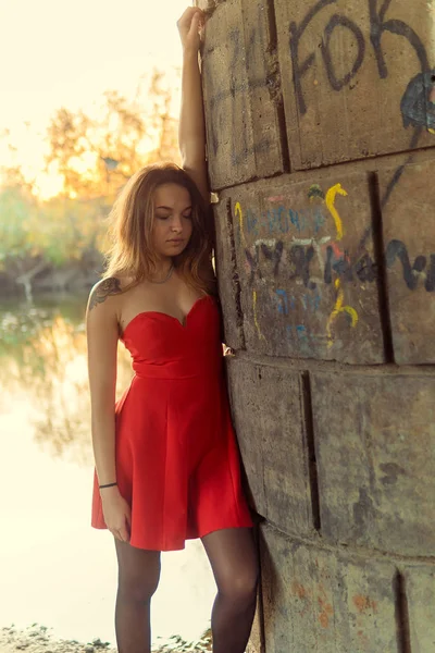 A woman is posing in front of a camera in an autumn park. autumn photo shoot. Autumn in the park. — Stock Photo, Image