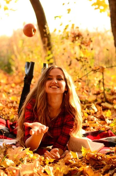 Outdoor fashion photo of young beautiful lady surrounded autumn leaves — Stock Photo, Image