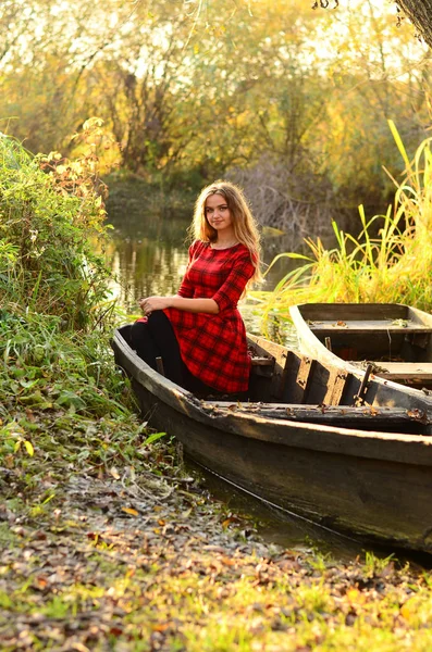 若い美しい女性の屋外ファッション写真囲まれた秋 — ストック写真