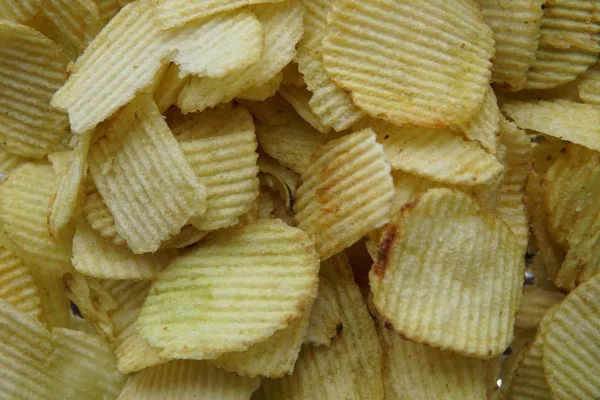 Hintergrund gewellte goldene Chips mit Textur — Stockfoto