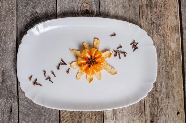 Cenário de mesa bonita com flores de lavanda no fundo de madeira — Fotografia de Stock