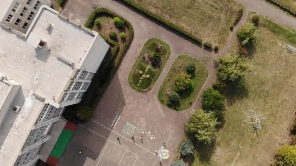 Luftaufnahmen Von Schulgebäude Und Schulhof — Stockvideo