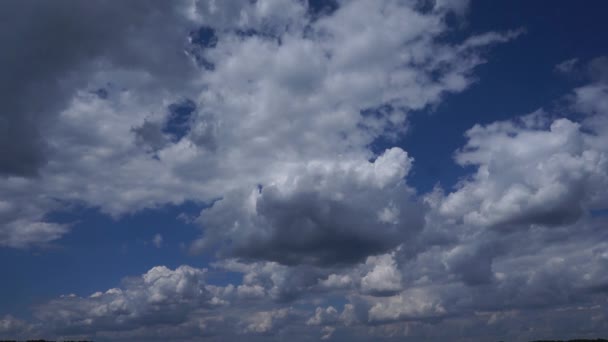 Weergave Van Blauwe Hemel Met Witte Wolken — Stockvideo