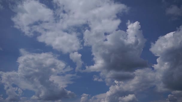 Vue du ciel bleu avec des nuages blancs 
