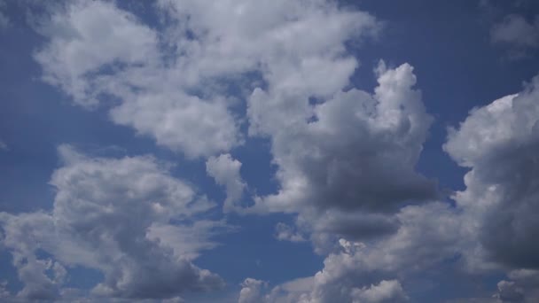 Weergave Van Blauwe Hemel Met Witte Wolken — Stockvideo