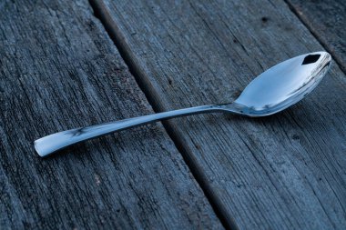 bıçak ve çatal ahşap arka plan üzerinde. Çatal bıçak takımı ahşap üzerinde.