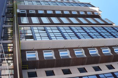 Yeni modern düşük katlı apartman kompleksi.