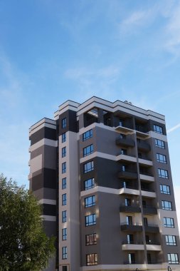 Modern condominium binada çok etate mavi gökyüzü ile şehir