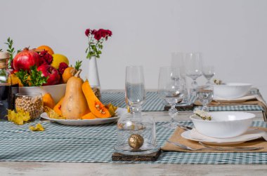 Ahşap arka plan üzerinde lavanta çiçekli güzel sofra