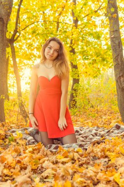 Bir kadın bir sonbahar Park bir kamera önünde poz. Sonbahar fotoğraf çekimi. Sonbahar Park.