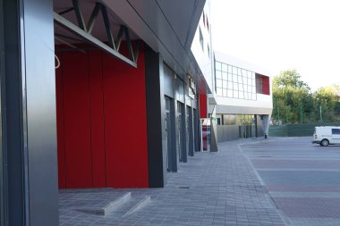 Modern condominium binada çok etate mavi gökyüzü ile şehir