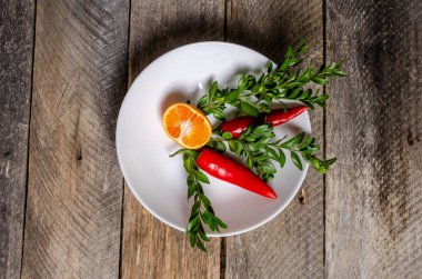 Ahşap arka plan üzerinde lavanta çiçekli güzel sofra