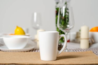 Ahşap arka plan üzerinde lavanta çiçekli güzel sofra